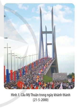 A large crowd of people on a bridge

Description automatically generated