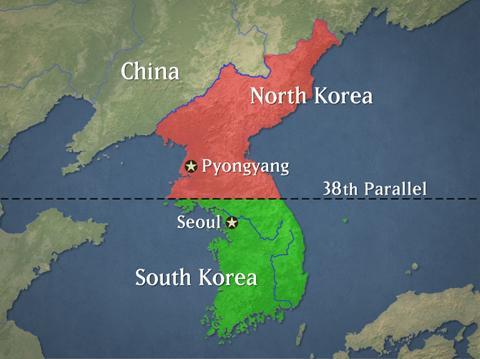  Vĩ tuyến 38 là ranh giới giữa Triều Tiên (màu đỏ) và Hàn Quốc (màu xanh) sau Thế chiến II. Đồ họa: sakuramochi-jp.blogspot.com.