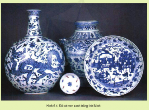 A group of blue and white china

Description automatically generated