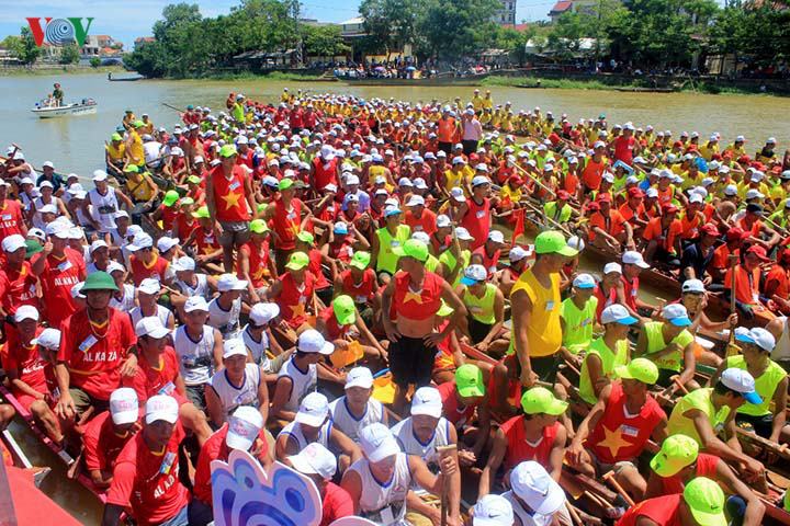 A large group of people in a boat

Description automatically generated