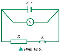 Mắc hai cực nguồn điện với một điện trở qua một khóa K. Mắc hai đầu một vôn kế vào hai cực của nguồn (Hình 18.6). Bằng lập luận, em hãy so sánh số chỉ