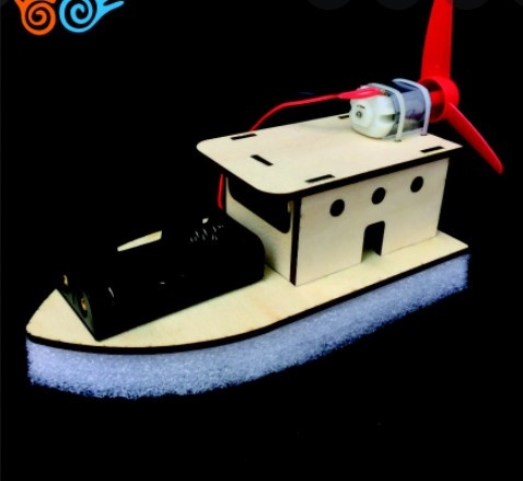 A small wooden boat with a propeller

Description automatically generated