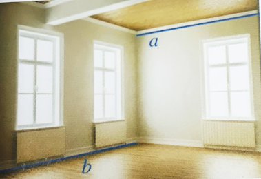 A room with a wood floor and windows

Description automatically generated