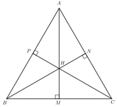 BÀI 13: TÍNH CHẤT BA ĐƯỜNG CAO CỦA TAM GIÁCKhởi độngCâu hỏi: Cho tam giác ABC. Gọi M, N, P lần lượt là hình chiếu của A, B, C trên các đường thẳng BC, CA, AB. Em có nhận xét gì về ba đường thẳng AM, BN, CP.Trả lời rút gọn:Ba đường thẳng AM, BN, CP cùng đi qua trực tâm của tam giác ABC.I. Đường cao của tam giácBài 1: Cho tam giác ABC (Hình 133). Bằng cách sử dụng ê ke, vẽ hình chiếu M của điểm A trên đường thẳng BC.Trả lời rút gọn: Bài 2: Cho tam giác ABC vuông tại A. Hãy đọc tên đường cao đi qua B, đường cao đi qua CTrả lời rút gọn:Đường cao đi qua B và vuông góc với AC là AB.Đường cao đi qua C và vuông góc với AB là AC.II. Tính chất ba đường cao của tam giácBài 1: Quan sát ba đường cao AM, BN, CP của tam giác ABC cho biết 3 đường cao đó có cùng đi qua 1 điểm hay không?Trả lời rút gọn:Ba đường cao AM, BN, CP của tam giác ABC cùng đi qua điểm H.Bài 2: Cho tam giác đều ABC có trọng tâm là G. Chứng minh G cũng là trực tâm của tam giác ABC.Trả lời rút gọn:Gọi M, N theo thứ tự là trung điểm của AC và AB.Do tam giác ABC đều nên AB = BC = CA và .Do M là trung điểm của AC nên AM = CM.Xét ∆BAM và ∆BCM có:BA = BC (chứng minh trên).AM = CM (chứng minh trên).Do đó ∆BAM = ∆BCM (c - g - c).Suy ra  (2 góc tương ứng).Mà  nên Do đó BM là đường cao của tam giác ABC.Tương tự CN là đường cao của tam giác ABC.Tam giác ABC có hai đường cao BM và CN cắt nhau tại G nên G là trực tâm của tam giác ABC.Bài 3: Cho tam giác ABC có trực tâm H cũng là trọng tâm của tam giác. Chứng minh tam giác ABC đều.Trả lời rút gọn:Gọi M, N lần lượt là trung điểm của AC và AB.Do H là trực tâm của tam giác ABC nên CH ⊥ AB, BH ⊥ AC hay CN ⊥ AB, BM ⊥ AC.Lại có H là trọng tâm của tam giác ABC nên BM, CN là các đường trung tuyến của tam giác ABC.Khi đó BM vuông góc với AC tại trung điểm M của AC nên BM là đường trung trực của đoạn thẳng AC.Do đó BA = BC (1).Do CN vuông góc với AB tại trung điểm N của AB nên CN là đường trung trực của đoạn thẳng AB.Do đó CA = CB (2).Từ (1) và (2) suy ra AB = BC = CA nên tam giác ABC đều.III. Bài tập