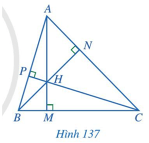 BÀI 13: TÍNH CHẤT BA ĐƯỜNG CAO CỦA TAM GIÁCKhởi độngCâu hỏi: Cho tam giác ABC. Gọi M, N, P lần lượt là hình chiếu của A, B, C trên các đường thẳng BC, CA, AB. Em có nhận xét gì về ba đường thẳng AM, BN, CP.Trả lời rút gọn:Ba đường thẳng AM, BN, CP cùng đi qua trực tâm của tam giác ABC.I. Đường cao của tam giácBài 1: Cho tam giác ABC (Hình 133). Bằng cách sử dụng ê ke, vẽ hình chiếu M của điểm A trên đường thẳng BC.Trả lời rút gọn: Bài 2: Cho tam giác ABC vuông tại A. Hãy đọc tên đường cao đi qua B, đường cao đi qua CTrả lời rút gọn:Đường cao đi qua B và vuông góc với AC là AB.Đường cao đi qua C và vuông góc với AB là AC.II. Tính chất ba đường cao của tam giácBài 1: Quan sát ba đường cao AM, BN, CP của tam giác ABC cho biết 3 đường cao đó có cùng đi qua 1 điểm hay không?Trả lời rút gọn:Ba đường cao AM, BN, CP của tam giác ABC cùng đi qua điểm H.Bài 2: Cho tam giác đều ABC có trọng tâm là G. Chứng minh G cũng là trực tâm của tam giác ABC.Trả lời rút gọn:Gọi M, N theo thứ tự là trung điểm của AC và AB.Do tam giác ABC đều nên AB = BC = CA và .Do M là trung điểm của AC nên AM = CM.Xét ∆BAM và ∆BCM có:BA = BC (chứng minh trên).AM = CM (chứng minh trên).Do đó ∆BAM = ∆BCM (c - g - c).Suy ra  (2 góc tương ứng).Mà  nên Do đó BM là đường cao của tam giác ABC.Tương tự CN là đường cao của tam giác ABC.Tam giác ABC có hai đường cao BM và CN cắt nhau tại G nên G là trực tâm của tam giác ABC.Bài 3: Cho tam giác ABC có trực tâm H cũng là trọng tâm của tam giác. Chứng minh tam giác ABC đều.Trả lời rút gọn:Gọi M, N lần lượt là trung điểm của AC và AB.Do H là trực tâm của tam giác ABC nên CH ⊥ AB, BH ⊥ AC hay CN ⊥ AB, BM ⊥ AC.Lại có H là trọng tâm của tam giác ABC nên BM, CN là các đường trung tuyến của tam giác ABC.Khi đó BM vuông góc với AC tại trung điểm M của AC nên BM là đường trung trực của đoạn thẳng AC.Do đó BA = BC (1).Do CN vuông góc với AB tại trung điểm N của AB nên CN là đường trung trực của đoạn thẳng AB.Do đó CA = CB (2).Từ (1) và (2) suy ra AB = BC = CA nên tam giác ABC đều.III. Bài tập