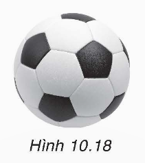 Mở đầu:Quả bóng đá theo tiêu chuẩn FIFA (Liên đoàn Bóng đá Quốc tế) có dạng hình cầu với đường kính khoảng 22 cm (H.10.18). Khi bơm căng quả bóng thì thể tích quả bóng bằng bao nhiêu?Trả lời rút gọn:R = 22 : 2 = 11 cm1. MẶT CẦU VÀ HÌNH CẦUCâu hỏi trang 102 sgk toán 9 tập 2 kết nối tri thức với cuộc sốngTìm một vài hình ảnh của hình cầu, mặt cầu trong thực tếTrả lời rút gọn:Ví dụ:- Bóng tennis:- Quả địa cầu:                                - Mặt cầu là bề mặt cam bị cắt:Luyện tập 1 trang 102 sgk toán 9 tập 2 kết nối tri thức với cuộc sốngKể tên các bán kính còn lại của mặt cầu trong Hình 10.21.Trả lời rút gọn:Các bán kính còn lại của mặt cầu là: OM, ON.Hoạt động 1 trang 102 sgk toán 9 tập 2 kết nối tri thức với cuộc sốngSọ dừa được xem là có dạng hình cầu. Người ta cắt sọ dừa khô để làm gáo dừa (H.10.22a). Em thấy miệng gáo có dạng hình gì?Trả lời rút gọn:Miệng gáo có dạng hình tròn.Hoạt động 2 trang 102 sgk toán 9 tập 2 kết nối tri thức với cuộc sốngKhi cắt đôi một quả cam có dạng hình cầu (H.10.22b), em thấy mặt cắt có dạng hình gì?Trả lời rút gọn:Mặt cắt có dạng hình tròn.Luyện tập 2 trang 103 sgk toán 9 tập 2 kết nối tri thức với cuộc sốngKhi cắt một hình cầu bởi một mặt phẳng đi qua tâm của hình cầu đó được một hình tròn có diện tích 25π cm2. Tính bán kính của hình cầu.Trả lời rút gọn:Ta có: S = 25 π = πR2 => 2. DIỆN TÍCH MẶT CẦU VÀ THỂ TÍCH HÌNH CẦUHoạt động 3 trang 103 sgk toán 9 tập 2 kết nối tri thức với cuộc sốngNgười ta thấy rằng lượng sơn cần dùng để sơn kín một mặt cầu bán kính R bằng với lượng sơn cần dùng để sơn một hình tròn bán kính 2R (khi độ dày của lớp sơn như nhau) (H. 10.24). Từ đó, em hãy dự đoán công thức tính diện tích mặt cầu bán kính R.Trả lời rút gọn:CT: S = π.(2R)2 = 4πR2.Hoạt động 4 trang 103 sgk toán 9 tập 2 kết nối tri thức với cuộc sốngSử dụng một hình cầu bán kính R và một cốc thuỷ tinh có dạng hình trụ bán kính đáy R, chiều cao 2R. Ban đầu để hình cầu nằm khít trong chiếc cốc có đầy nước.Ta nhấc hình cầu ra khỏi cốc thuỷ tinh hình trụ (H. 10.25).Đo độ cao cột nước còn lại trong chiếc cốc, ta thấy độ cao này chỉ bằng  chiều cao của chiếc cốc hình trụ. Từ đó, em hãy dự đoán công thức tính thể thích hình cầu bán kính R.Trả lời rút gọn:- Thể tích hình trụ là: V = πR2.h = 2πR3- Thể tích nước trong cốc là: V’ = - Thể tích hình cầu là: Vcầu = V – V’  Vận dụng 1 trang 104 sgk toán 9 tập 2 kết nối tri thức với cuộc sốngEm hãy trả lời câu hỏi của tình huống mở đầu.Trả lời rút gọn:Vận dụng 2 trang 105 sgk toán 9 tập 2 kết nối tri thức với cuộc sốngKhinh khí cầu đầu tiên được phát minh bởi anh em nhà Montgolfier (nước Pháp) vào năm 1782. Chuyến bay đầu tiên của hai anh em trên khinh khí cầu được thực hiện vào ngày 4 tháng 6 năm 1783 trên bầu trời Place des Cordeliers ở Annovay (nước Pháp) (theo can.com.vn). Giả sử một khinh khí cầu có dạng hình cầu với đường kính bằng 11 m. Tính diện tích mặt khinh khí cầu đó (làm tròn kết quả đến hàng đơn vị của m2).Trả lời rút gọn:S = 4πR2 = 4π.(5,5)2 = 380 m23. GIẢI CHI TIẾT BÀI TẬP CUỐI SGK