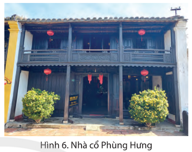 BÀI 18: PHỐ CỔ HỘI ANKhởi độngCâu hỏi: Quan sát hình 1, em hãy chọn và gọi tên di sản thế giới ở vùng Duyên hải miền Trung được UNESCO công nhận.Đáp án chuẩnHình 1a: Kinh thành HuếHình 1b: Phố cổ Hội AnHình 1c: Vịnh Hạ LongKhám phá1. Vị trí địa líCâu hỏi: Đọc thông tin và quan sát hình 2, em hãy xác định vị trí của phố cổ Hội AnĐáp án chuẩnPhần lớn phố cổ Hội An nằm ở phường Minh An, bên bờ sông Hoài - một nhánh của sông Thu Bồn.2. Một số công trình kiến trúc tiêu biểuCâu hỏi: Đọc thông tin và quan sát các hình từ 3 đến 6, em hãy cho biết:- Phố cổ Hội An có những công trình kiến trúc tiêu biểu nào- Mô tả một số nét về các công trình đógì. Đáp án chuẩn- Phố cổ Hội An có những công trình tiêu biểu: chùa Cầu, Nhà cổ Phùng Hưng, Hội quán Phúc Kiến.- Những công trình tiêu biểu ở Hội An và điểm nổi bậtChùa Cầu Nhật Bản: có kiến trúc pha trộn của Nhật Bản, Trung Hoa và Việt Nam. Tất cả hệ khung của công trình làm bằng gỗ, có ba hệ mái tương ứng với ba phần cầu. Mái công trình lợp ngói âm dương , đặc biệt có những đồ gốm men lam được khảm trên mái.Hội quán Phúc Kiến:  nơi sinh hoạt cộng đồng của người Hoa cùng quê đến Hội An buôn bán. Hội quán được xây dựng theo kiểu đền miếu cổ Trung Hoa với mái lợp ngói ống.Nhà cổ Phùng Hưng:  kết cấu hai tầng với dạng nhà ống, hẹp ở chiều ngang và chiều sâu khá dài. Những lớp ngói âm dương đều tăm tắp được tính toán theo thuật phong thuỷ ngũ hành 3. Một số biện pháp bảo tồn và phát huy giá trị của phố cổ Hội AnCâu hỏi: Em hãy đề xuất một số biện pháp bảo tồn và phát huy giá trị của phố cổ Hội AnĐáp án chuẩnMột số biện pháp:Có ý thức bảo vệ các công trình trong khu phố cổTiến hành trùng tu các công trình đã xuống cấp Tích cực tuyên truyền, quảng báo vẻ đẹp của phố cổ Hội An.Luyện tậpCâu hỏi: Em hãy chọn và mô tả một công trình kiến trúc tiêu biểu của phố cổ Hội An mà em ấn tượngĐáp án chuẩnChùa Cầu – một công trình độc đáo có kiến trúc pha trộn của Nhật Bản, Trung Hoa và Việt Nam. Tất cả hệ khung của công trình làm bằng gỗ, có ba hệ mái tương ứng với ba phần cầu. Mái công trình lợp ngói âm dương với những chi tiết trang trí tinh xảo. Đặc biệt có những đồ gốm men lam được khảm trên mái.Vận dụng