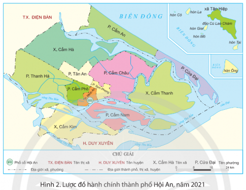 BÀI 18: PHỐ CỔ HỘI ANKhởi độngCâu hỏi: Quan sát hình 1, em hãy chọn và gọi tên di sản thế giới ở vùng Duyên hải miền Trung được UNESCO công nhận.Đáp án chuẩnHình 1a: Kinh thành HuếHình 1b: Phố cổ Hội AnHình 1c: Vịnh Hạ LongKhám phá1. Vị trí địa líCâu hỏi: Đọc thông tin và quan sát hình 2, em hãy xác định vị trí của phố cổ Hội AnĐáp án chuẩnPhần lớn phố cổ Hội An nằm ở phường Minh An, bên bờ sông Hoài - một nhánh của sông Thu Bồn.2. Một số công trình kiến trúc tiêu biểuCâu hỏi: Đọc thông tin và quan sát các hình từ 3 đến 6, em hãy cho biết:- Phố cổ Hội An có những công trình kiến trúc tiêu biểu nào- Mô tả một số nét về các công trình đógì. Đáp án chuẩn- Phố cổ Hội An có những công trình tiêu biểu: chùa Cầu, Nhà cổ Phùng Hưng, Hội quán Phúc Kiến.- Những công trình tiêu biểu ở Hội An và điểm nổi bậtChùa Cầu Nhật Bản: có kiến trúc pha trộn của Nhật Bản, Trung Hoa và Việt Nam. Tất cả hệ khung của công trình làm bằng gỗ, có ba hệ mái tương ứng với ba phần cầu. Mái công trình lợp ngói âm dương , đặc biệt có những đồ gốm men lam được khảm trên mái.Hội quán Phúc Kiến:  nơi sinh hoạt cộng đồng của người Hoa cùng quê đến Hội An buôn bán. Hội quán được xây dựng theo kiểu đền miếu cổ Trung Hoa với mái lợp ngói ống.Nhà cổ Phùng Hưng:  kết cấu hai tầng với dạng nhà ống, hẹp ở chiều ngang và chiều sâu khá dài. Những lớp ngói âm dương đều tăm tắp được tính toán theo thuật phong thuỷ ngũ hành 3. Một số biện pháp bảo tồn và phát huy giá trị của phố cổ Hội AnCâu hỏi: Em hãy đề xuất một số biện pháp bảo tồn và phát huy giá trị của phố cổ Hội AnĐáp án chuẩnMột số biện pháp:Có ý thức bảo vệ các công trình trong khu phố cổTiến hành trùng tu các công trình đã xuống cấp Tích cực tuyên truyền, quảng báo vẻ đẹp của phố cổ Hội An.Luyện tậpCâu hỏi: Em hãy chọn và mô tả một công trình kiến trúc tiêu biểu của phố cổ Hội An mà em ấn tượngĐáp án chuẩnChùa Cầu – một công trình độc đáo có kiến trúc pha trộn của Nhật Bản, Trung Hoa và Việt Nam. Tất cả hệ khung của công trình làm bằng gỗ, có ba hệ mái tương ứng với ba phần cầu. Mái công trình lợp ngói âm dương với những chi tiết trang trí tinh xảo. Đặc biệt có những đồ gốm men lam được khảm trên mái.Vận dụng