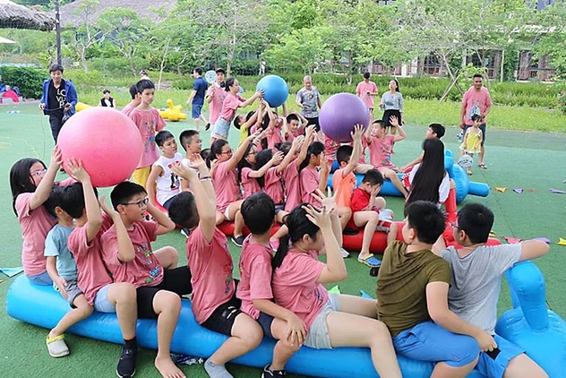 TUẦN 35CHÀO CỜ: LỂ TỔNG KẾT NĂM HỌC- Tham gia chương trình văn nghệ cuối năm học- Nghe tuyên dương, khen thưởng cá nhân, tập thể hoàn thành tốt các phong trào đã tham gia.- Học sinh lớp 5 tham gia hoạt động chia tay với thầy cô, bạn bè, mái trường.Đáp án chuẩn:- Tham gia tổng kết năm học, biểu diễn văn nghệ, trao thưởng.- Học sinh lớp 5 chia tay thầy cô, sang Trường trung học cơ sở. HOẠT ĐỘNG GIÁO DỤC: HỒ SƠ TRẢI NGHIỆM1. Kết vòng tròn chia sẻ theo nhóm về hoạt động trải nghiệm ở lớp 5- Mỗi nhóm ngồi thành vòng tròn ở địa điểm thoải mái nhất trong trường.- Cùng nhắc lại những chủ đề trải nghiệm và các hoạt động lớn trong năm- Từng thành viên chia sẻ:+ Về một hoạt động trải nghiệm ấn tượng nhất của mình trong năm học lớp 5+ Về cảm xúc từng có với nhóm, tổ của mình.- Cùng đọc lại nhật kí lớp, tổ và nói lời chúc tốt đẹp với nhau.Đáp án chuẩn:- Chủ điểm đã học:+ Em lớn lên mỗi ngày+ Giữ gìn tình bạn+ Tôn sư trọng đạo+ Quản lý chi tiêu và lập kế hoạch kinh doanh+ Gia đình đầm ấm+ Sống an toàn và tự chủ+ Tham gia hoạt động xã hội+ Tự hào quê hương em+ Ước mơ nghề nghiệp2. Hoàn thiện Hồ sơ trải nghiệm- Ghi vào Hồ sơ trải nghiệm của mình:+ Những trải nghiệm em mới có được+ Những kinh nghiệm em đã thu nhận được+ Những người em đã gặp+ Những hoạt động xã hội đã tham gia- Lắng nghe thầy cô nhận xét về hoạt động trải nghiệm của tập thể lớn.Đáp án chuẩn:Ví dụ:- Trải nghiệm: + Quản lí chi tiêu và kinh doanh.+ Định hướng nghề nghiệp qua buổi giao lưu chuyên gia.- Kinh nghiệm:+ Kĩ năng lên kế hoạch+ Làm việc nhóm.- Người đã gặp: + Cảnh sát phòng cháy chữa cháy+ Bác sĩ…- Hoạt động tham gia:+ Vvệ sinh nơi sống+ Hội chợ xuân xây dựng quỹ nhân ái+ Trồng cây bảo vệ môi trường…SINH HOẠT LỚP: CHIA TAY TRƯỜNG TIỂU HỌC