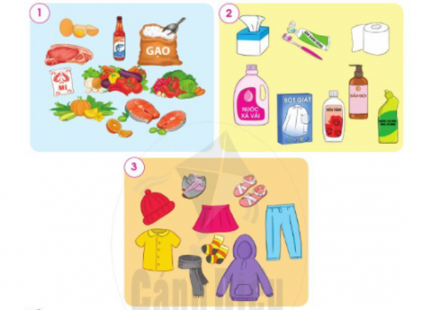 2. Hoạt động mua, bán hàng hóa ở siêu thịCâu 1: Các quầy trong hình dưới đây bán hàng gì?Trả lời:Các quầy trong hình dưới đây bán hàng: quần áo; trái cây, sữa, nước uống, thực phẩm ăn uống.Câu 2: Nêu cách mua bán hàng hóa ở siêu thị?Trả lời:Giá tiền đã được dán tem lên các sản phẩm; người mua chỉ việc lựa chọn sản phẩm phù hợp ví tiền và ra quầy thu ngân thanh toán.Câu 3: Gia đình em thường mua gì ở siêu thịTrả lời:Gia đình em thường mua quần áo, trái cây, rau xanh, nước uống ở siêu thị.3. Những việc làm khi mua hàng hóaCâu 1: Hãy lựa chọn và sắp xếp thứ tự các việc làm khi mua hàng ở chợ hoặc siêu thị dựa trên các thẻ dưới đây?Trả lời:Lựa chọn và sắp xếp thứ tự các việc làm khi mua hàng ở chợ hoặc siêu thị dựa trên các thẻ: Khi mua hàng ở chợ: 6 - 2 - 1Khi mua hàng ở siêu thị: 3 - 5 – 4Câu 2: Mua hàng ở chợ và mua hàng ở siêu thị khác nhau như thế nào?Trả lời:Mua hàng ở chợ và mua hàng ở siêu thị khác nhau: Mua ở chợ các bạn có thể trả giá với người bán. Còn ở siêu thị thì không thể trả giáCâu 3: Theo em vì sao phải lựa chọn hàng hóa trước khi mua hàng?Trả lời:Phải lựa chọn hàng hóa trước khi mua hàng vì: chọn được thực phẩm tươi ngon, và phù hợp với số tiền của mình.4. Một số hàng hóa cần thiết cho cuộc sống hằng ngày