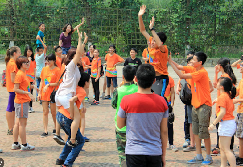 TUẦN 35CHÀO CỜ: LỂ TỔNG KẾT NĂM HỌC- Tham gia chương trình văn nghệ cuối năm học- Nghe tuyên dương, khen thưởng cá nhân, tập thể hoàn thành tốt các phong trào đã tham gia.- Học sinh lớp 5 tham gia hoạt động chia tay với thầy cô, bạn bè, mái trường.Đáp án chuẩn:- Tham gia tổng kết năm học, biểu diễn văn nghệ, trao thưởng.- Học sinh lớp 5 chia tay thầy cô, sang Trường trung học cơ sở. HOẠT ĐỘNG GIÁO DỤC: HỒ SƠ TRẢI NGHIỆM1. Kết vòng tròn chia sẻ theo nhóm về hoạt động trải nghiệm ở lớp 5- Mỗi nhóm ngồi thành vòng tròn ở địa điểm thoải mái nhất trong trường.- Cùng nhắc lại những chủ đề trải nghiệm và các hoạt động lớn trong năm- Từng thành viên chia sẻ:+ Về một hoạt động trải nghiệm ấn tượng nhất của mình trong năm học lớp 5+ Về cảm xúc từng có với nhóm, tổ của mình.- Cùng đọc lại nhật kí lớp, tổ và nói lời chúc tốt đẹp với nhau.Đáp án chuẩn:- Chủ điểm đã học:+ Em lớn lên mỗi ngày+ Giữ gìn tình bạn+ Tôn sư trọng đạo+ Quản lý chi tiêu và lập kế hoạch kinh doanh+ Gia đình đầm ấm+ Sống an toàn và tự chủ+ Tham gia hoạt động xã hội+ Tự hào quê hương em+ Ước mơ nghề nghiệp2. Hoàn thiện Hồ sơ trải nghiệm- Ghi vào Hồ sơ trải nghiệm của mình:+ Những trải nghiệm em mới có được+ Những kinh nghiệm em đã thu nhận được+ Những người em đã gặp+ Những hoạt động xã hội đã tham gia- Lắng nghe thầy cô nhận xét về hoạt động trải nghiệm của tập thể lớn.Đáp án chuẩn:Ví dụ:- Trải nghiệm: + Quản lí chi tiêu và kinh doanh.+ Định hướng nghề nghiệp qua buổi giao lưu chuyên gia.- Kinh nghiệm:+ Kĩ năng lên kế hoạch+ Làm việc nhóm.- Người đã gặp: + Cảnh sát phòng cháy chữa cháy+ Bác sĩ…- Hoạt động tham gia:+ Vvệ sinh nơi sống+ Hội chợ xuân xây dựng quỹ nhân ái+ Trồng cây bảo vệ môi trường…SINH HOẠT LỚP: CHIA TAY TRƯỜNG TIỂU HỌC