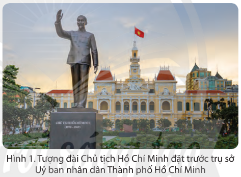 BÀI 26: THÀNH PHỐ HỒ CHÍ MINHKhởi độngCâu hỏi: Dựa vào hình 1 và hiểu biết của bản thân, em hãy nêu những điều em biết về thành phố Hồ Chí Minh.Giải nhanh: Thành phố Hồ Chí Minh là thành phố lớn nhất Việt Nam. Đây còn là trung tâm kinh tế, văn hóa, giáo dục của cả nước và là thành phố trực thuộc trung ương thuộc loại đô thị đặc biệt của Việt Nam cùng với thủ đô Hà Nội. Thành phố này hiện có 16 quận, 1 thành phố và 5 huyện, tổng diện tích 2.095 km2Khám phá1. Vị trí địa líCâu hỏi: Đọc thông tin và quan sát hình 2, em hãy xác định vị trí của Thành phố Hồ Chí Minh trên lược đồ.Giải nhanh: Thành phố Hồ Chí Minh nằm bên sông Sài Gòn, tiếp giáp với Biển Đông và nhiều tỉnh của vùng Nam Bộ.2. Tên gọi và một số sự kiện lịch sử tiêu biểuCâu hỏi: Đọc thông tin và quan sát các hình 3, 4, 5, em hãy:- Nêu một số tên gọi khác của Thành phố Hồ Chí Minh- Trình bày những sự kiện lịch sử tiêu biểu có liên quan đến Thành phố Hồ Chí MinhGiải nhanh: Một số tên gọi khác: Gia Định, Sài Gòn - Gia Định, Sài Gòn - Chợ Lớn.Những sự kiện lịch sử tiêu biểu có liên quan đến Thành phố Hồ Chí Minh:Nguyễn Hữu Cảnh lập phủ Gia Định năm 1698Nguyễn Tất Thành ra đi tìm đường cứu nước năm 1911Chiến thắng 30/4/19753. Thành phố Hồ Chí Minh - trung tâm kinh tế, văn hóa, giáo dụcCâu hỏi: Đọc thông tin và quan sát các hình 6, 7, 8, 9, 10, 11, cho biết tại sao Thành phố Hồ Chí Minh là trung tâm kinh tế, văn hóa, giáo dục của cả nước.Giải nhanh: Vì thành phố có nhiều di tích lịch sử, văn hoá tiêu biểu cùng các trường đại học, các trung tâm, viện nghiên cứu giáo dục lớn.Luyện tậpCâu hỏi: Em hãy chọn và trình bày một sự kiện lịch sử có liên quan đến Thành phố Hồ Chí Minh và cho biết tại sao em chọn sự kiện nàyGiải nhanh: Em chọn sự kiện người thanh niên yêu nước Nguyễn Tất Thành ra đi tìm đường cứu nước. Ngày 5-6-1911, trên con tàu Amiral Latouche Tréville, từ cảng Sài Gòn, Nguyễn Tất Thành đã rời Tổ quốc, bắt đầu cuộc hành trình 30 năm tìm con đường giải phóng dân tộc, giải phóng đất nước. Với một sự nhạy cảm đặc biệt, Nguyễn Tất Thành không đi sang nước Nhật, không tìm về châu Á mà Người sang nước Pháp, đến tận nơi nước đang cai trị mình, nơi đang có sự phát triển vượt bậc về kinh tế, về văn hóa, về chính trị để tìm hiểu xem người ta làm như thế nào rồi trở về cứu giúp đồng bào. Vận dụng