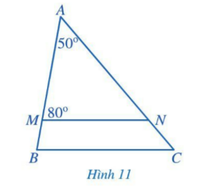 BÀI 1: TỔNG CÁC GÓC CỦA MỘT TAM GIÁC Khởi độngCâu hỏi: Tòa tháp Capital Gate (thuộc Các Tiểu vương quốc A-rập Thống nhất) nghiêng 18 độ so với phương thẳng đứng (góc nghiêng biểu diễn như Hình 1). Tính đến ngày 01/6/2020, tòa tháp này là tòa tháp nghiêng nhiều nhất trên thế giới. Làm thế nào để biết được độ nghiêng của tòa tháp so với phương nằm ngang?Giải siêu nhanh:Để biết được độ nghiêng của tòa tháp so với phương nằm ngang, ta sẽ xác định số đo góc tạo bởi tòa tháp và mặt đất.I. Hình hộp chữ nhật Bài 1: Cắt tam giác ABC thành ba mảnh (hình 2a) và ghép lại (hình 2b). Quan sát Hình 2b và dự đoán tổng 3 góc A, B, CGiải siêu nhanh:Dự đoán tổng 3 góc bằng 180 độ.Bài 2: Cho tam giác đều ABC. Tính số đo mỗi góc của tam giác đóGiải siêu nhanh:Do tam giác ABC đều nên ta có: Lại có:  (tổng ba góc của một tam giác)Vậy số đo mỗi góc của tam giác đều ABC đều bằng 600Bài 3: Cho tam giác ABC vuông tại A. Tổng hai góc B và C bằng bao nhiêu độ?Giải siêu nhanh:Tổng hai góc B và C bằng 900Bài 4: Trong bài toán nêu ở phần mở đầu, hãy tính độ nghiêng của tòa tháp Capital Gate so với phương nằm ngang.Giải siêu nhanh:Ta có   Độ nghiêng của tòa tháp Capital Gate so với phương nằm ngang là 720.II. Bài tập