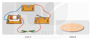 Lắp vào mạch điện hình 3b hai cái kẹp dây điện như hình 5. Dùng hai kẹp dây điện kẹp vào hai đầu miếng bìa...