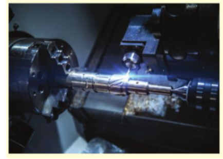 Quan sát hình ảnh gia công tiện sau và cho biết đây là phương pháp