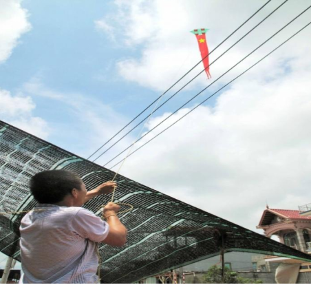 Quan sát hình ảnh và cho biết đây là nguyên nhân gây tai nạn điện nào?